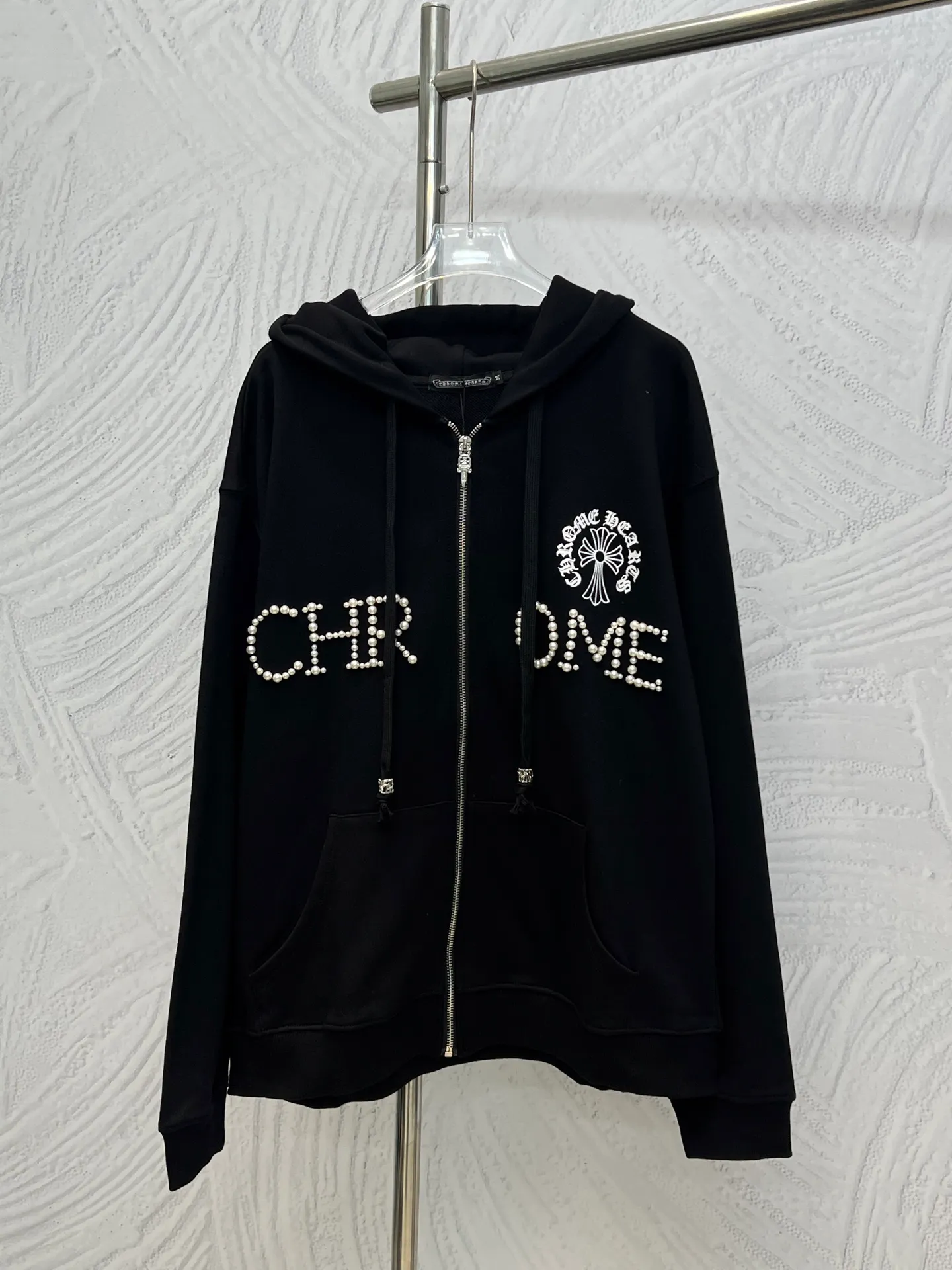 P350 𝗖𝗵𝗿𝗼𝗺𝗲 𝗛𝗲𝗮𝗿𝘁𝘀Cro Heart Pure cotton terry zipper hooded jacket High weight cotton double yarn 380g large terry fabric, fixed and dyed matching ribs, customized full set of accessories, clear letters and perfect restoration without difference. High-end atmosphere, full of class, imported rubber paddle printing graphics and customized bead blasting technology, all wiring is a special machine chain double line.  Size: M L XL XXL